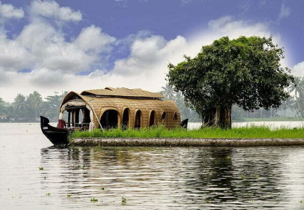 4 Nights 5 Days Cochin Munnar Alleppey / Kumarakom Houseboat Tour Packages